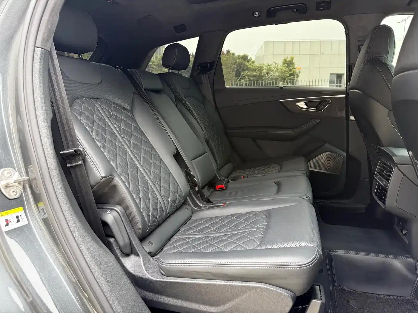 Audi SQ7 2024 4.0 TFSI Dark Knight Edition — миниатюра 13