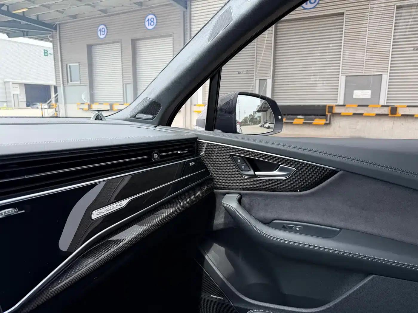 Audi SQ7 2024 4.0 TFSI Dark Knight Edition — миниатюра 15