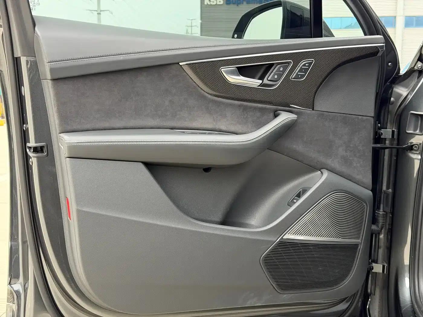 Audi SQ7 2024 4.0 TFSI Dark Knight Edition — миниатюра 17
