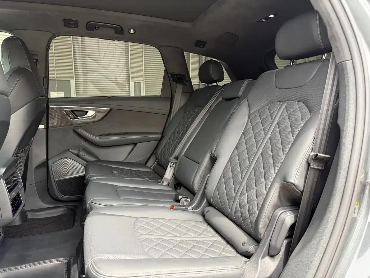 Audi SQ7 2024 4.0 TFSI Dark Knight Edition — миниатюра 9