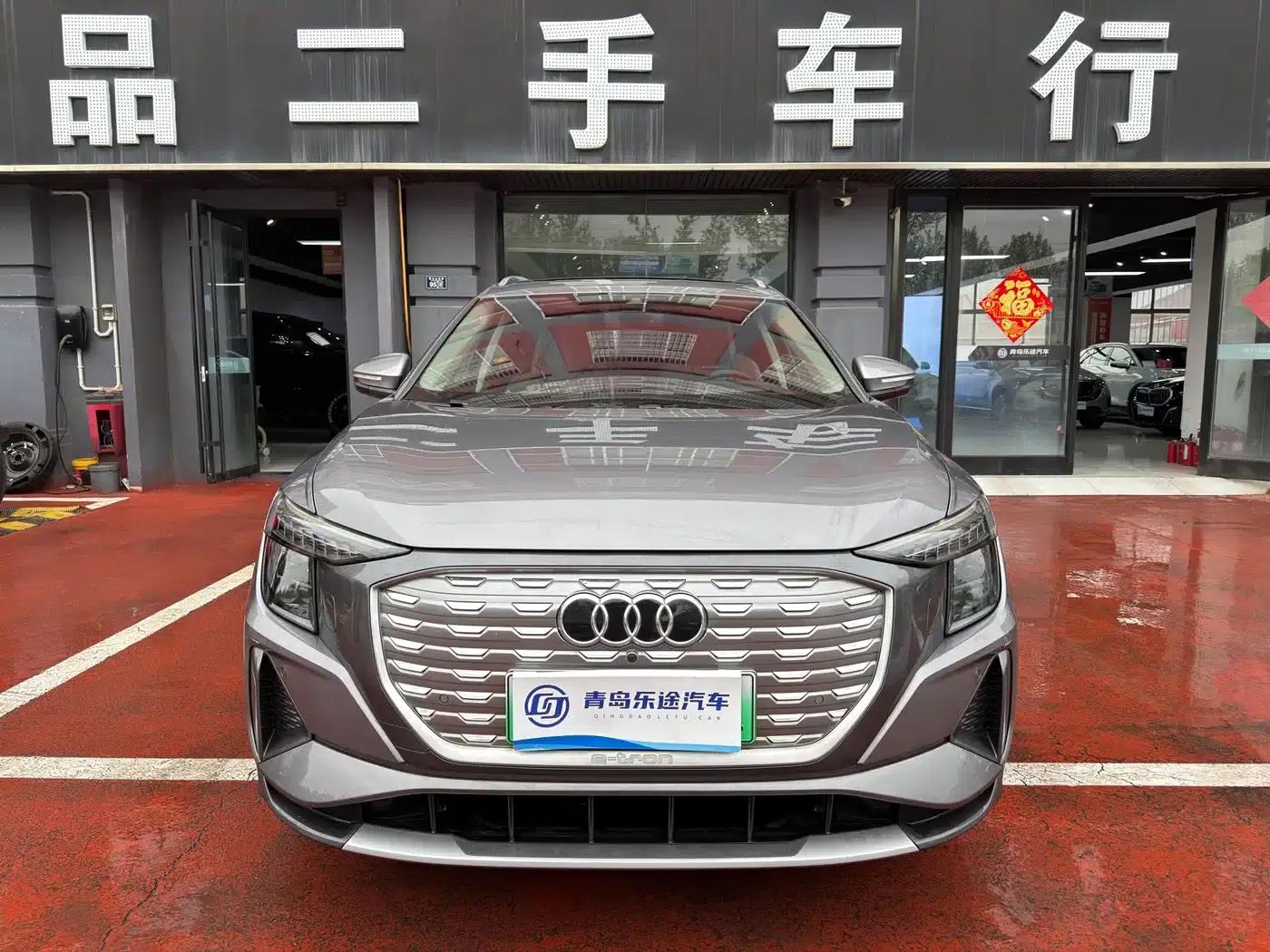 Audi Q5 e-tron 2023 Model 40 e-tron Star Edition - Fashion Set — миниатюра 1
