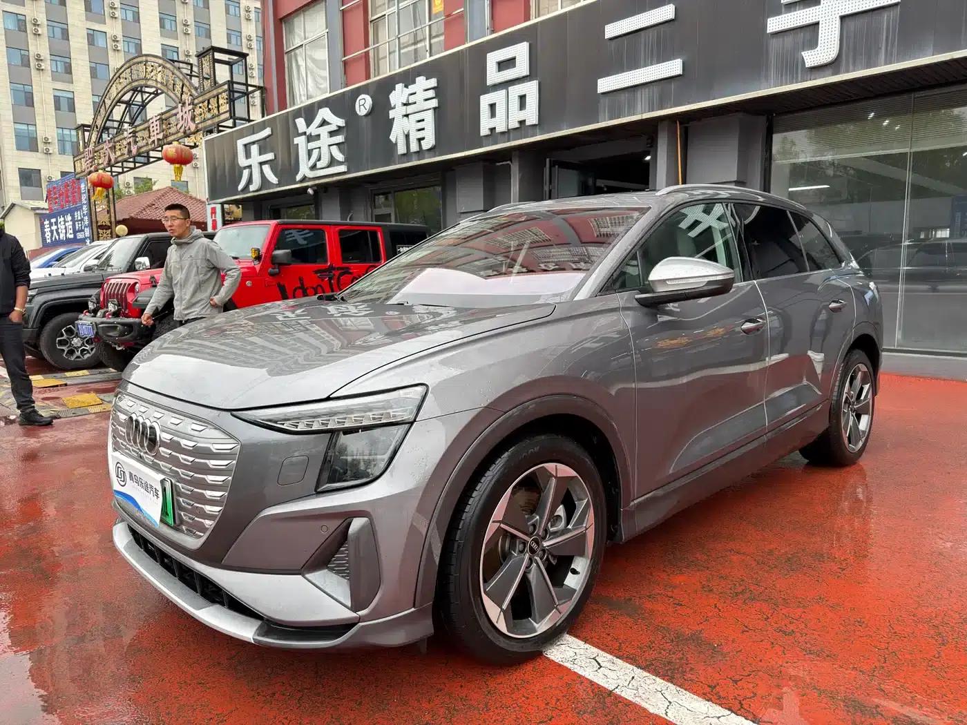 Audi Q5 e-tron 2023 Model 40 e-tron Star Edition - Fashion Set — миниатюра 2