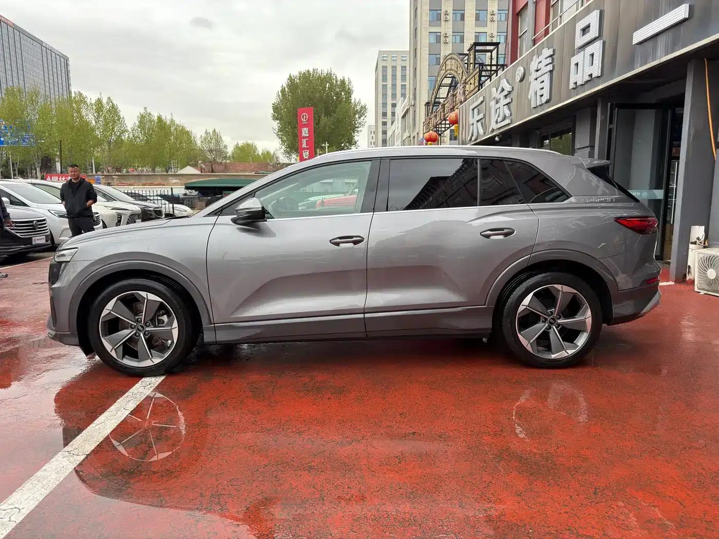 Audi Q5 e-tron 2023 Model 40 e-tron Star Edition - Fashion Set — миниатюра 3