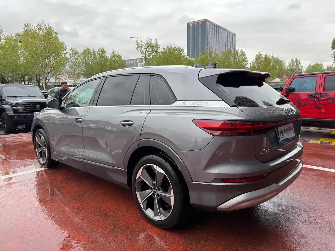 Audi Q5 e-tron 2023 Model 40 e-tron Star Edition - Fashion Set — миниатюра 4
