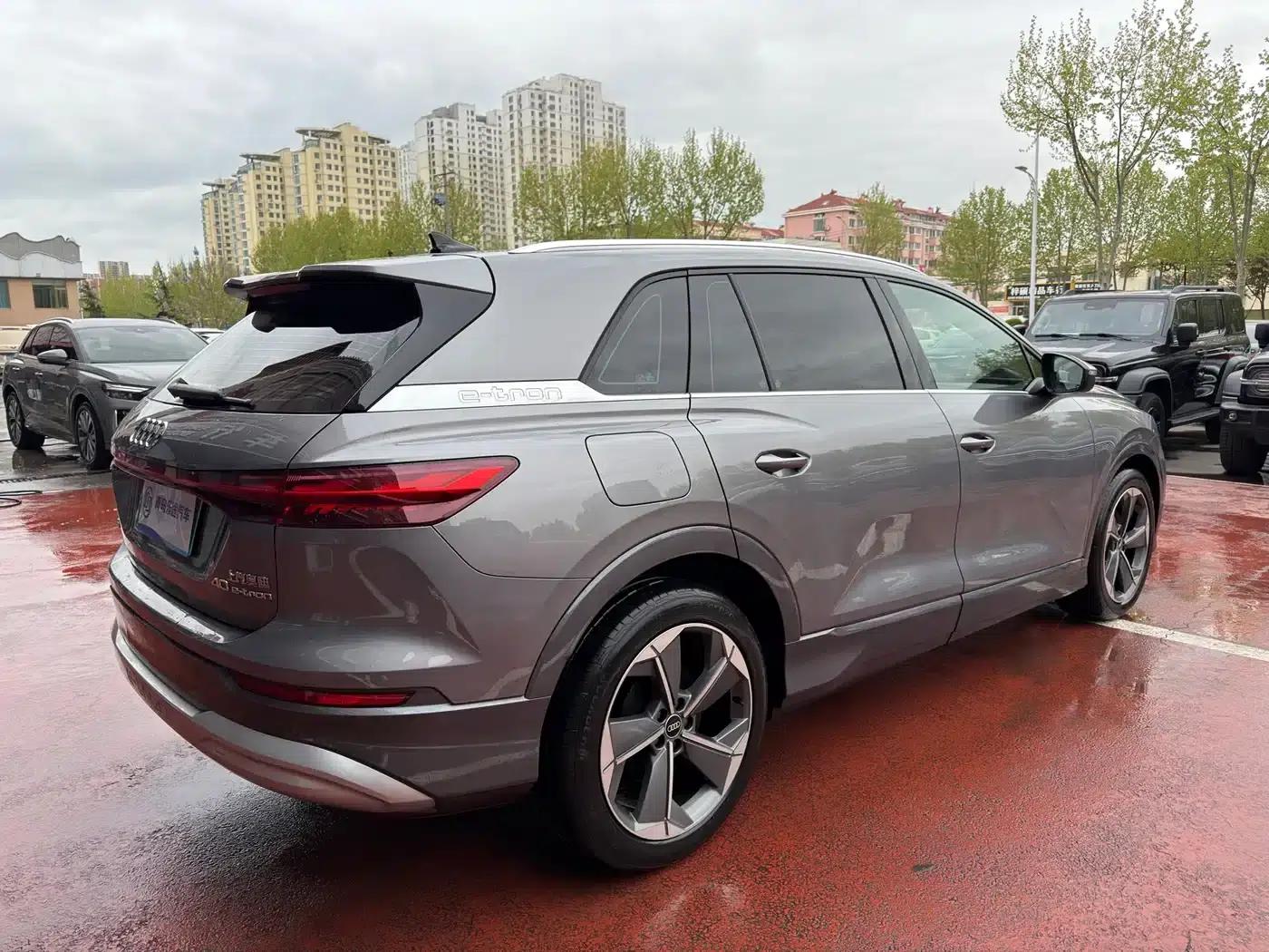 Audi Q5 e-tron 2023 Model 40 e-tron Star Edition - Fashion Set — миниатюра 6