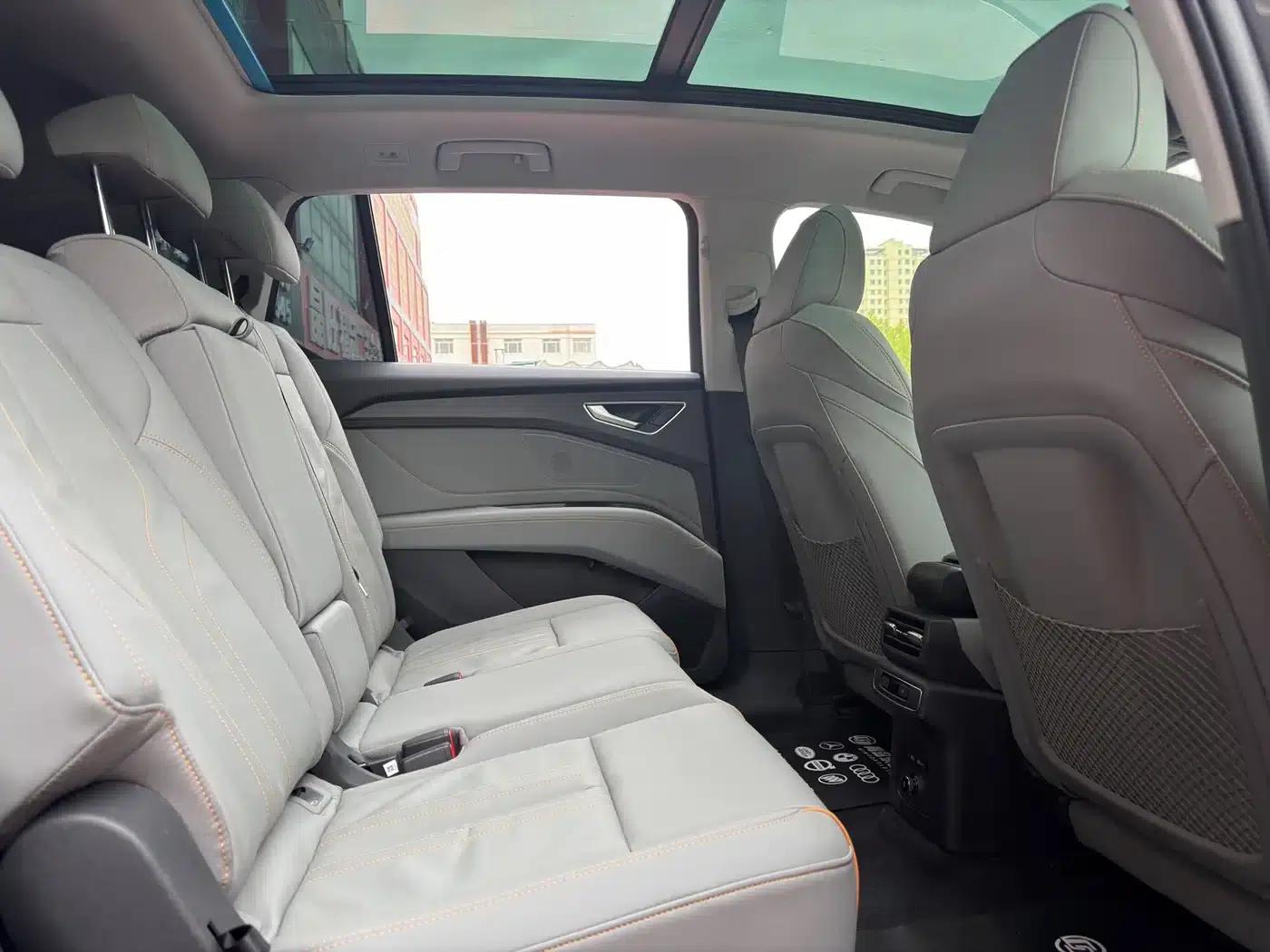 Audi Q5 e-tron 2023 Model 40 e-tron Star Edition - Fashion Set — миниатюра 9