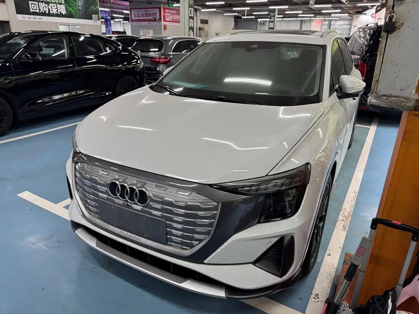 Audi Q5 e-tron 2023 Model 40 e-tron Star Edition - Fashion Set — миниатюра 1