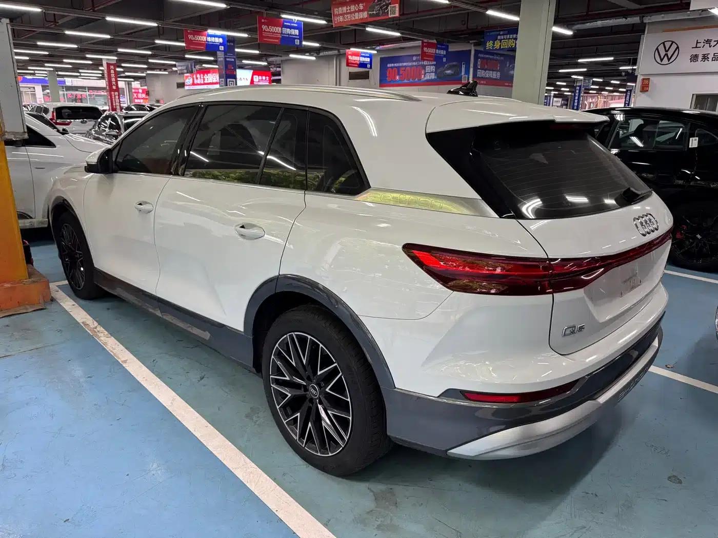 Audi Q5 e-tron 2023 Model 40 e-tron Star Edition - Fashion Set — миниатюра 2