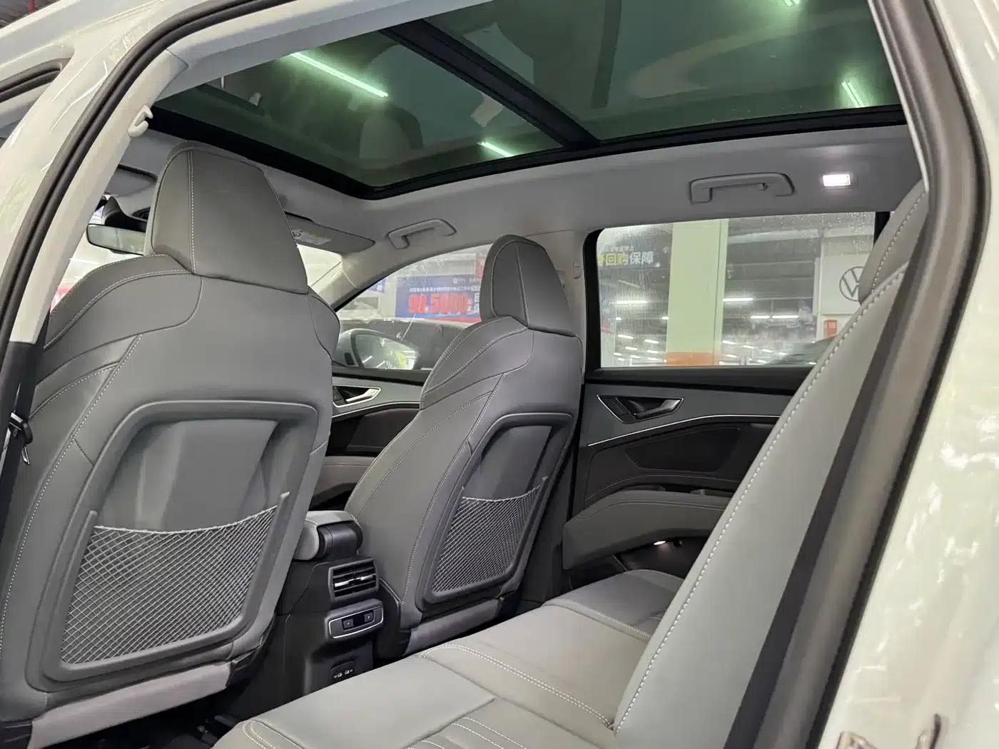 Audi Q5 e-tron 2023 Model 40 e-tron Star Edition - Fashion Set — миниатюра 4