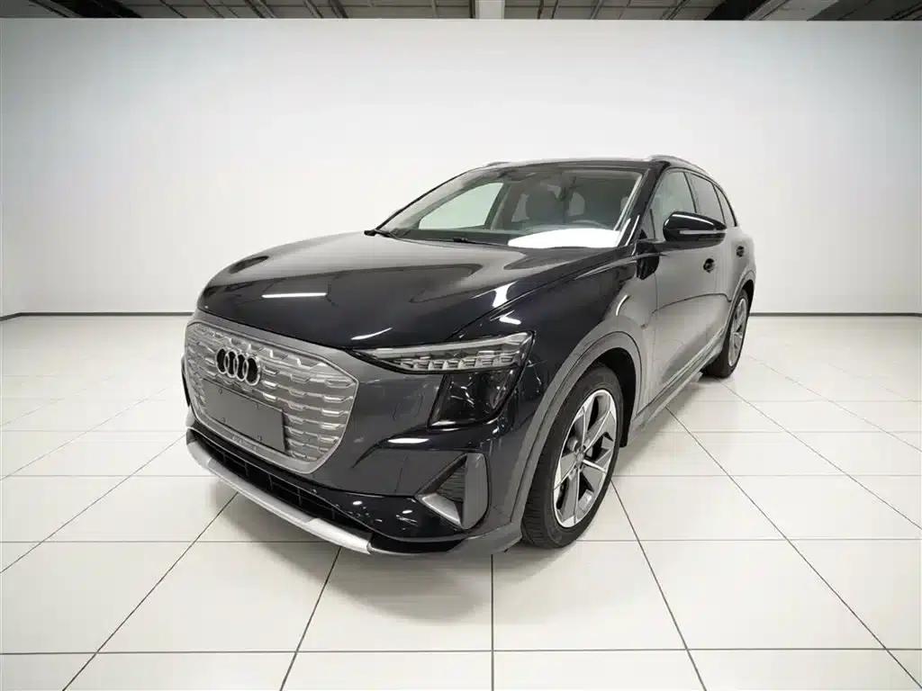 Audi Q5 e-tron 2022 Model 40 e-tron Star Edition - Fashion Set — миниатюра 1