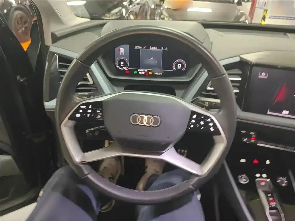 Audi Q5 e-tron 2022 Model 40 e-tron Star Edition - Fashion Set — миниатюра 11