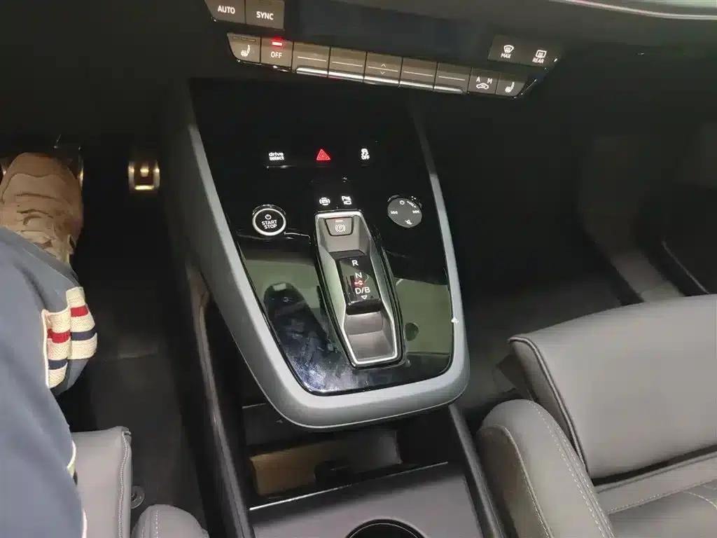 Audi Q5 e-tron 2022 Model 40 e-tron Star Edition - Fashion Set — миниатюра 14