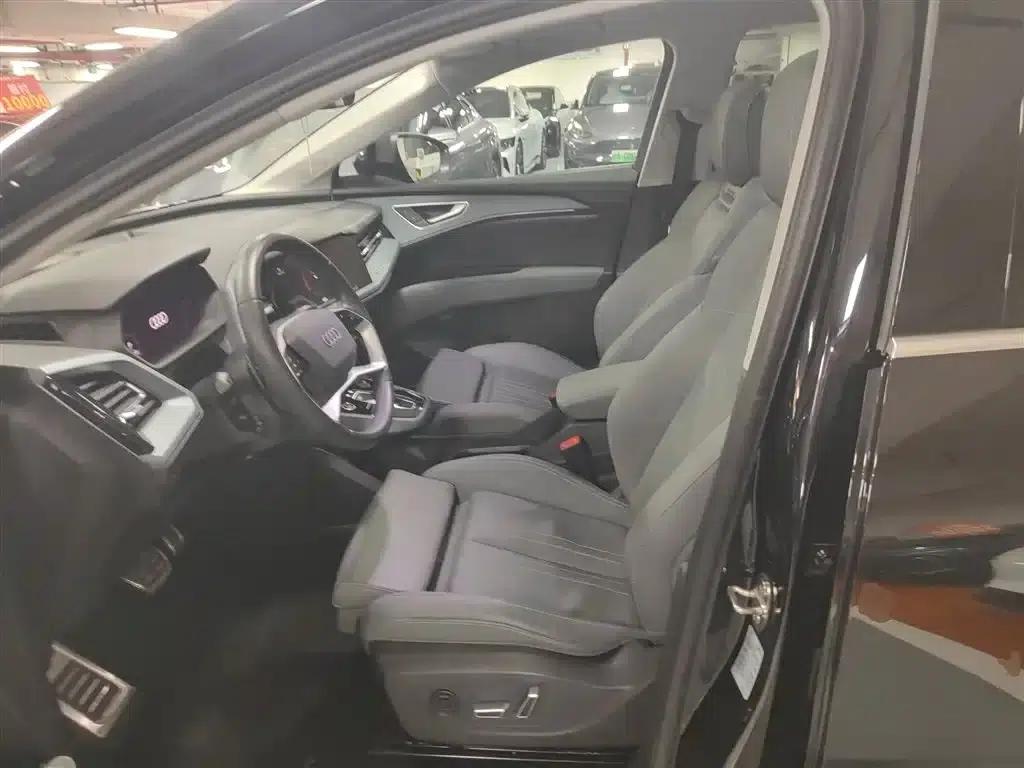 Audi Q5 e-tron 2022 Model 40 e-tron Star Edition - Fashion Set — миниатюра 15
