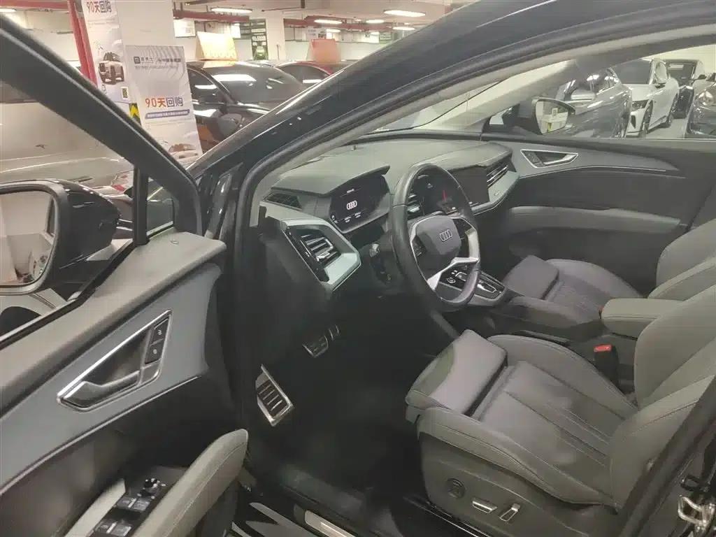 Audi Q5 e-tron 2022 Model 40 e-tron Star Edition - Fashion Set — миниатюра 16