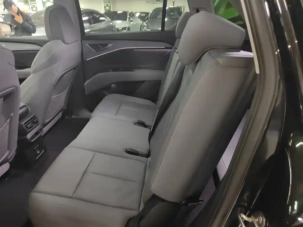 Audi Q5 e-tron 2022 Model 40 e-tron Star Edition - Fashion Set — миниатюра 17