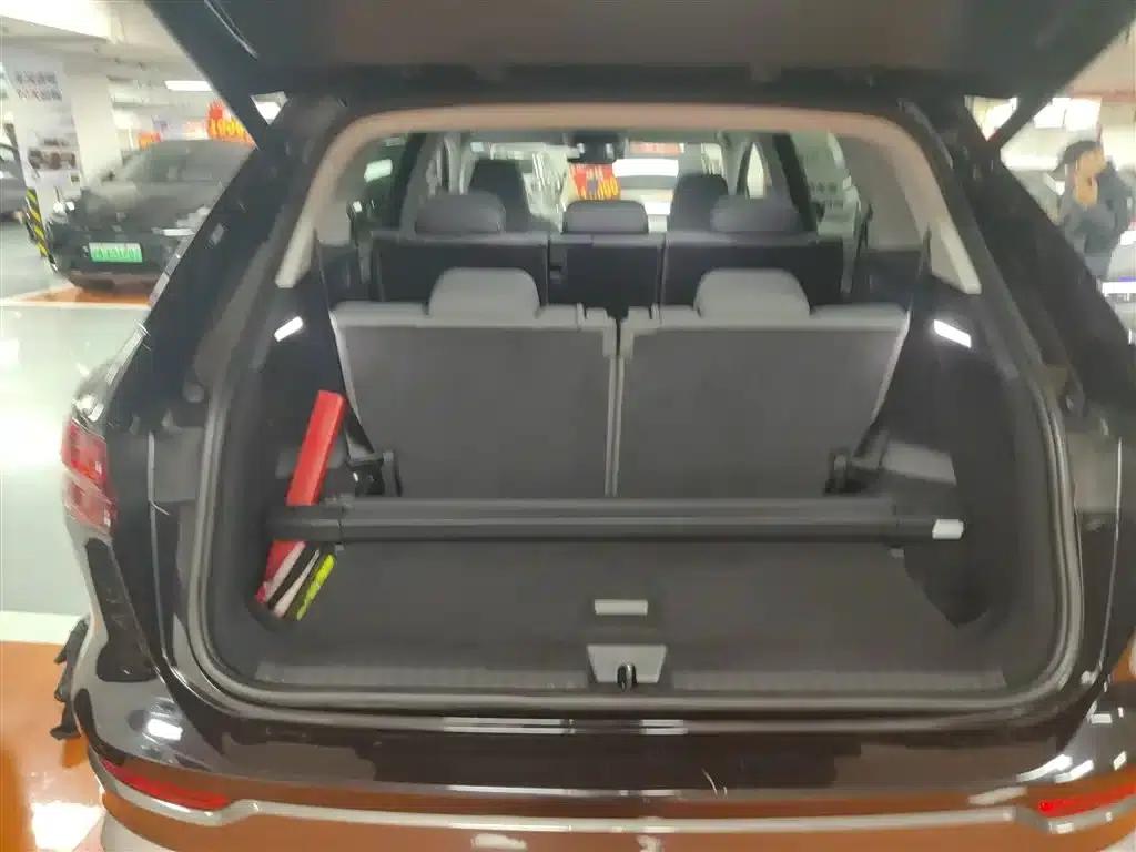 Audi Q5 e-tron 2022 Model 40 e-tron Star Edition - Fashion Set — миниатюра 19