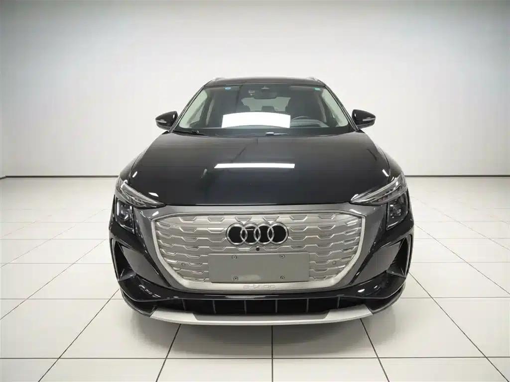 Audi Q5 e-tron 2022 Model 40 e-tron Star Edition - Fashion Set — миниатюра 3