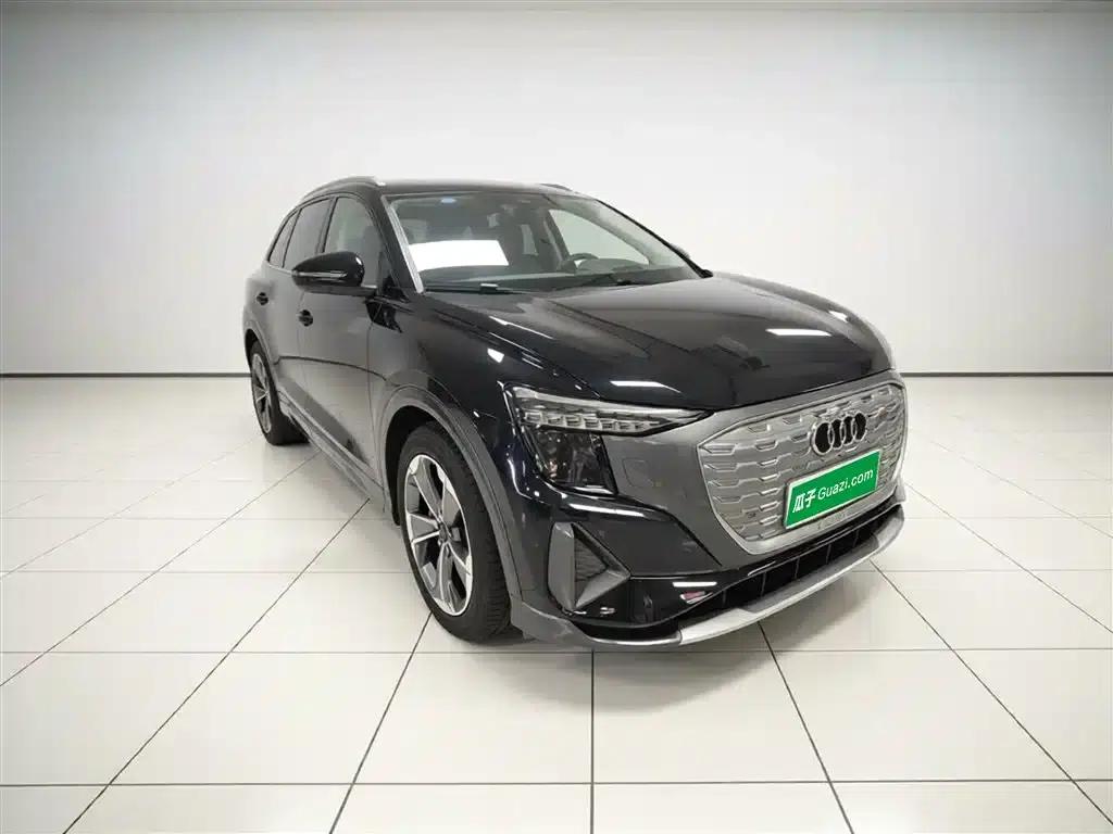 Audi Q5 e-tron 2022 Model 40 e-tron Star Edition - Fashion Set — миниатюра 4