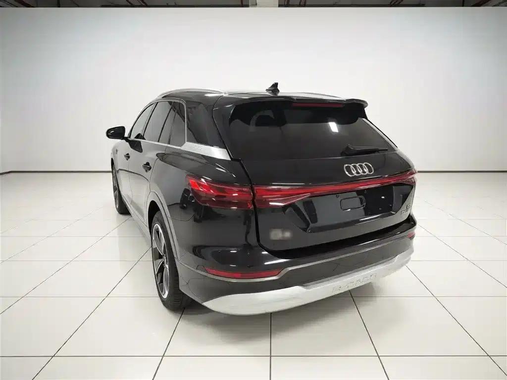 Audi Q5 e-tron 2022 Model 40 e-tron Star Edition - Fashion Set — миниатюра 5