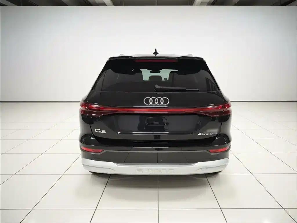 Audi Q5 e-tron 2022 Model 40 e-tron Star Edition - Fashion Set — миниатюра 6