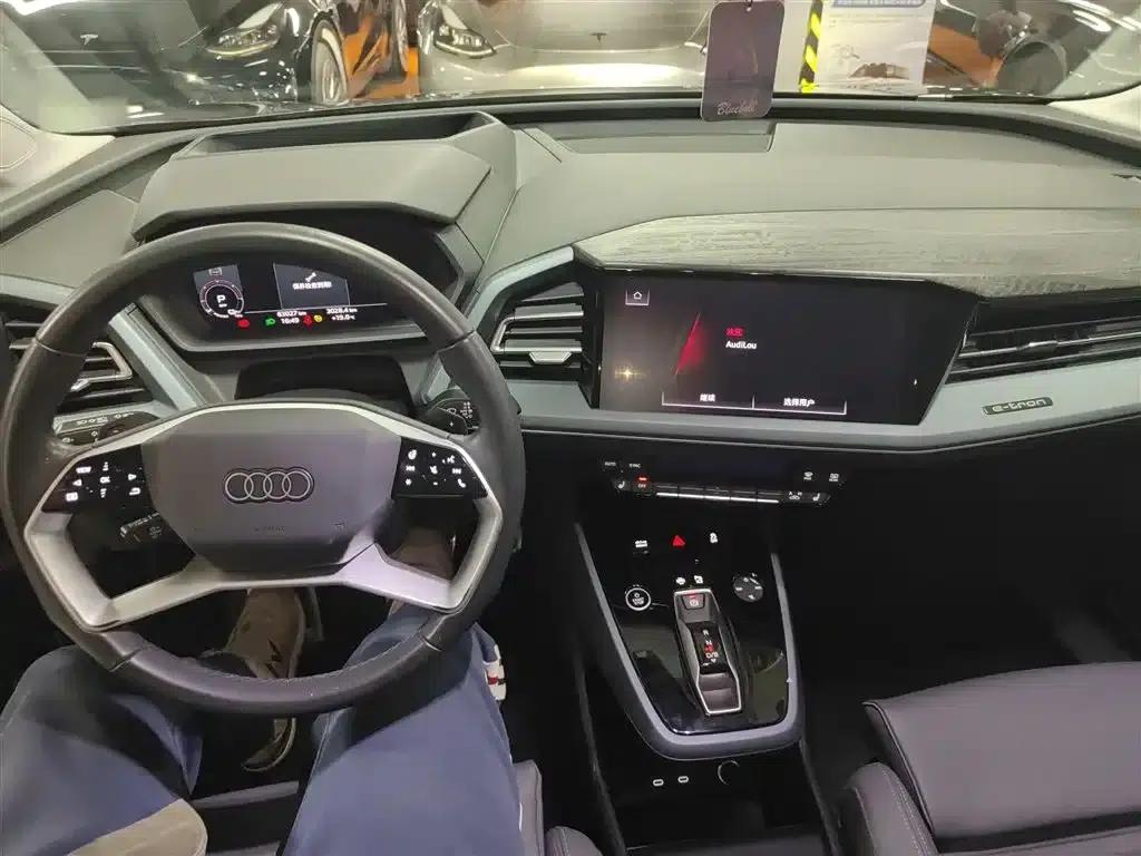 Audi Q5 e-tron 2022 Model 40 e-tron Star Edition - Fashion Set — миниатюра 10