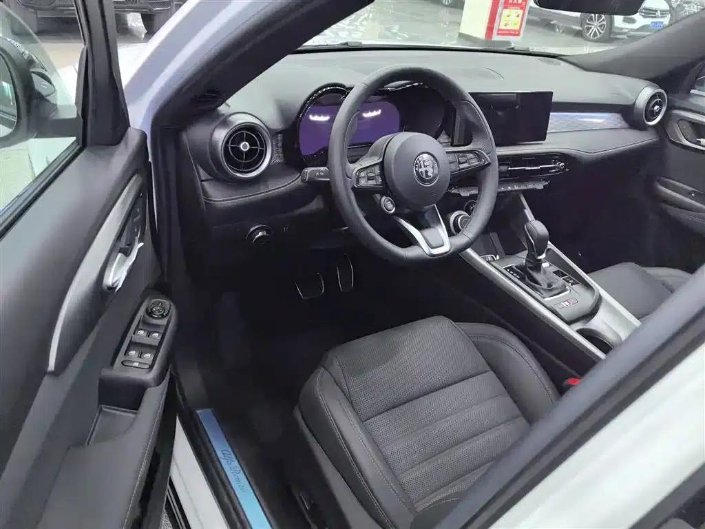 Tonale 2023 2.0T 268HP AWD Veloce Track Edition — миниатюра 12