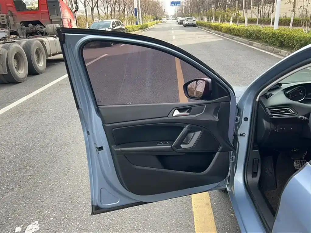 Peugeot 308S 2015 1.2T Automatic Premium Edition — миниатюра 22