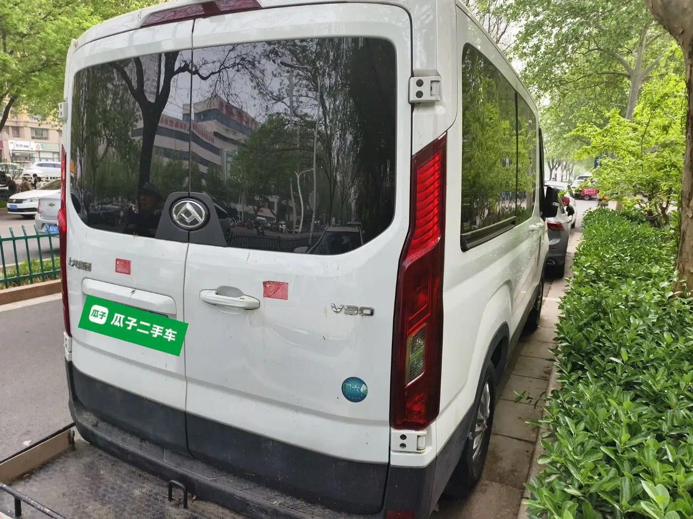 SAIC MAXUS Xintu V90 2022 2.0T Manual Zhiyun King Rear-Drive Short Wheelbase Mid-Roof Design with Single Rear Tire and 6 Seats — миниатюра 6