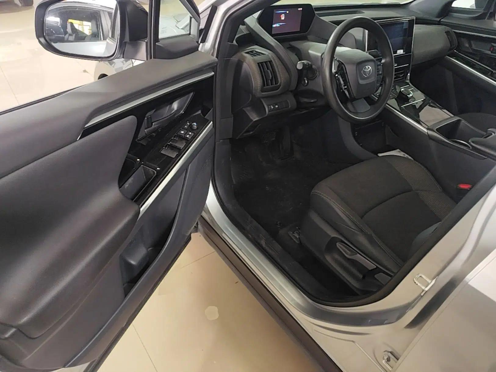 Toyota FAW bZ4X 2022 Two-Wheel-Drive Long-Range JOY Edition — миниатюра 18