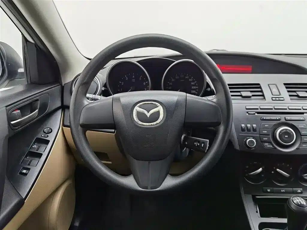 Mazda 3 Axela 2011 Sedan 1.6L Manual Comfort — миниатюра 11