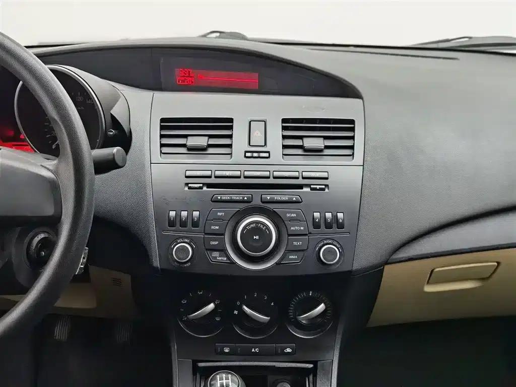 Mazda 3 Axela 2011 Sedan 1.6L Manual Comfort — миниатюра 12