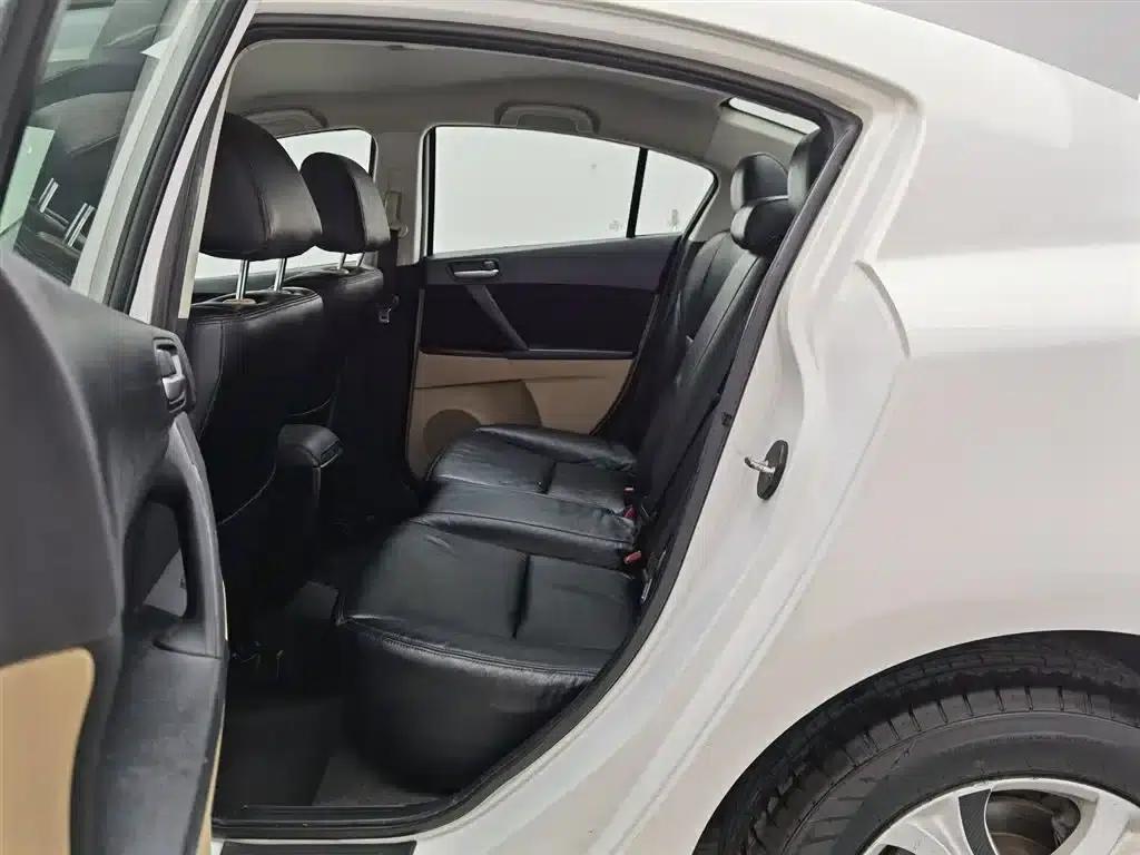 Mazda 3 Axela 2011 Sedan 1.6L Manual Comfort — миниатюра 15