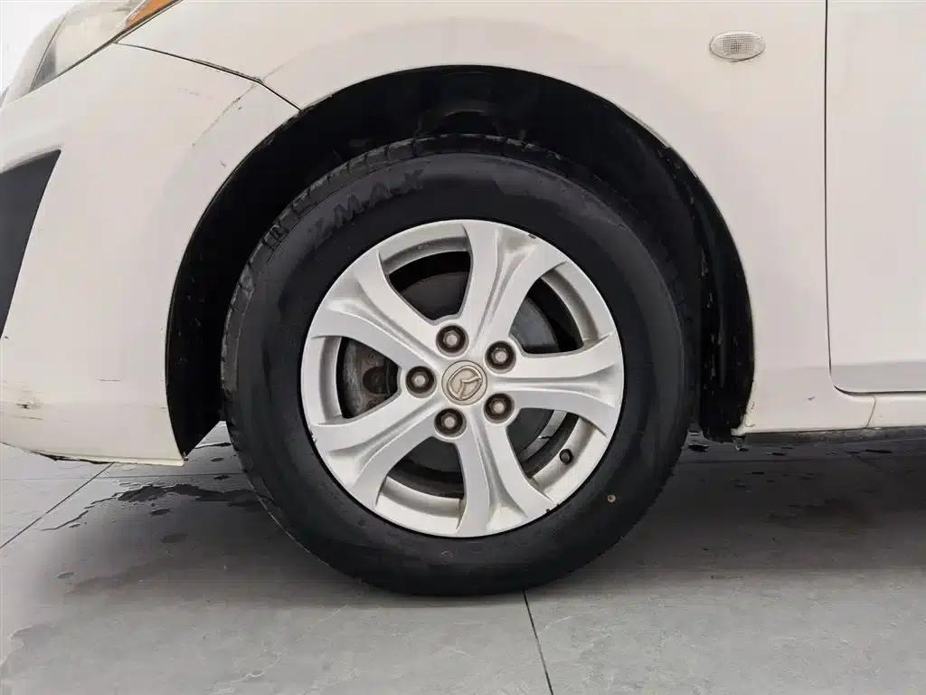 Mazda 3 Axela 2011 Sedan 1.6L Manual Comfort — миниатюра 17
