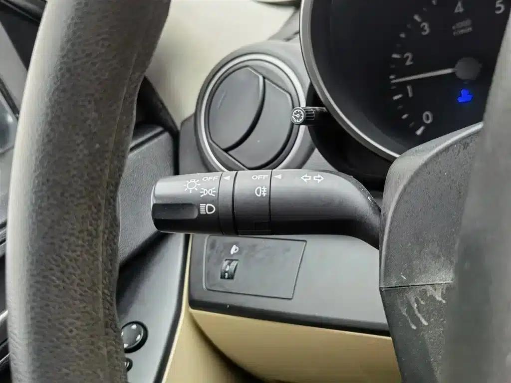 Mazda 3 Axela 2011 Sedan 1.6L Manual Comfort — миниатюра 21