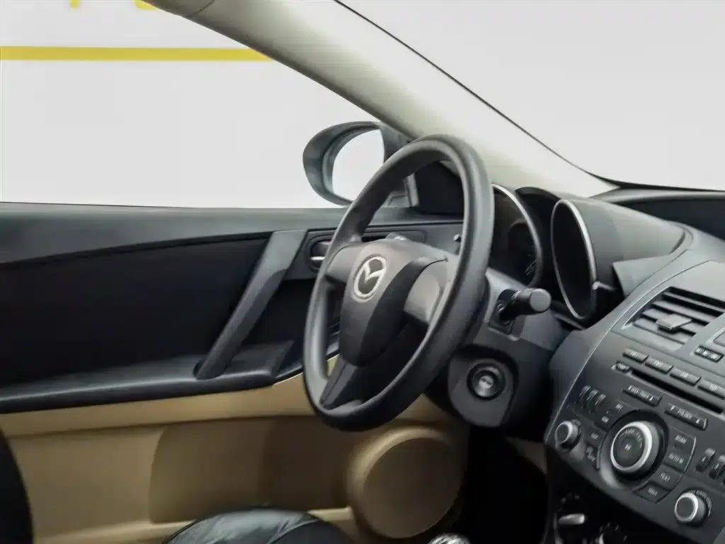 Mazda 3 Axela 2011 Sedan 1.6L Manual Comfort — миниатюра 22