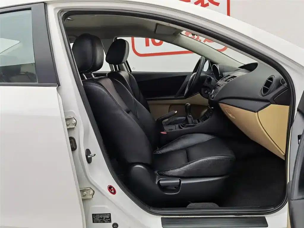 Mazda 3 Axela 2011 Sedan 1.6L Manual Comfort — миниатюра 23