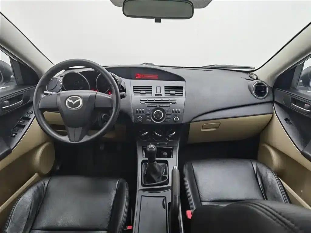 Mazda 3 Axela 2011 Sedan 1.6L Manual Comfort — миниатюра 5
