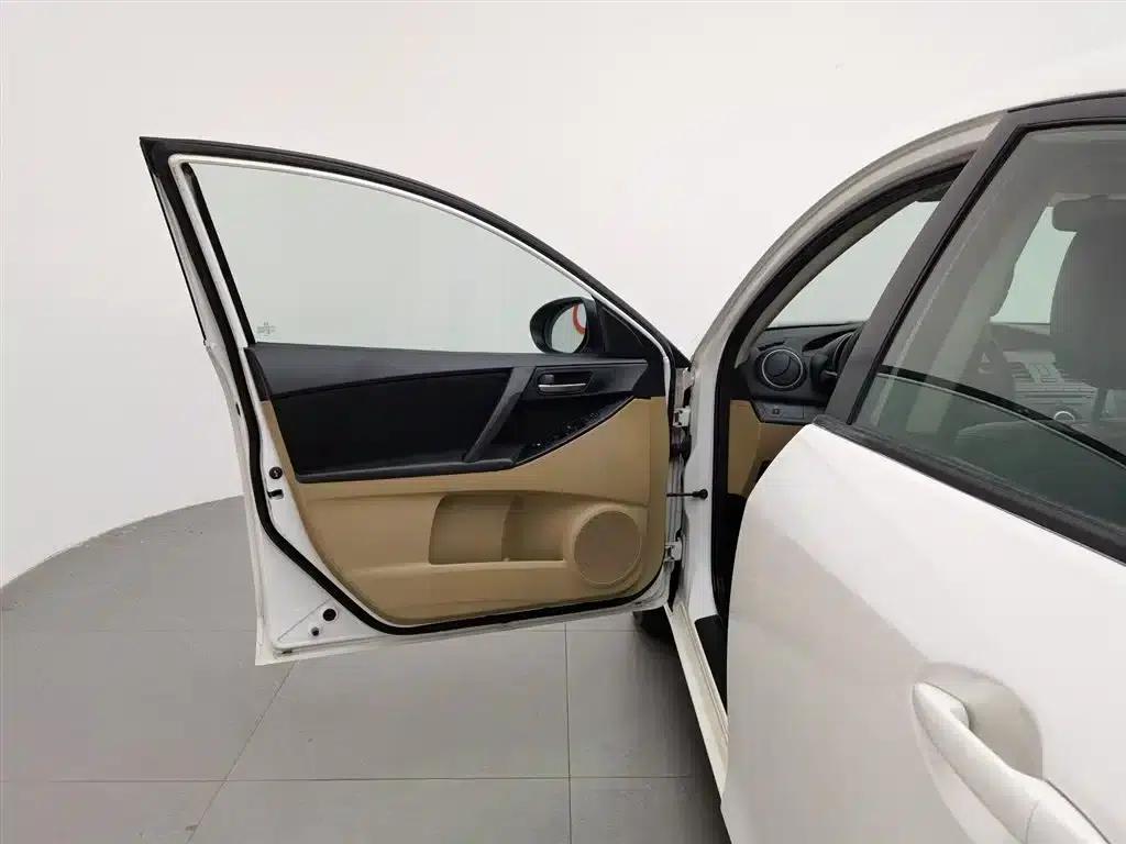 Mazda 3 Axela 2011 Sedan 1.6L Manual Comfort — миниатюра 8