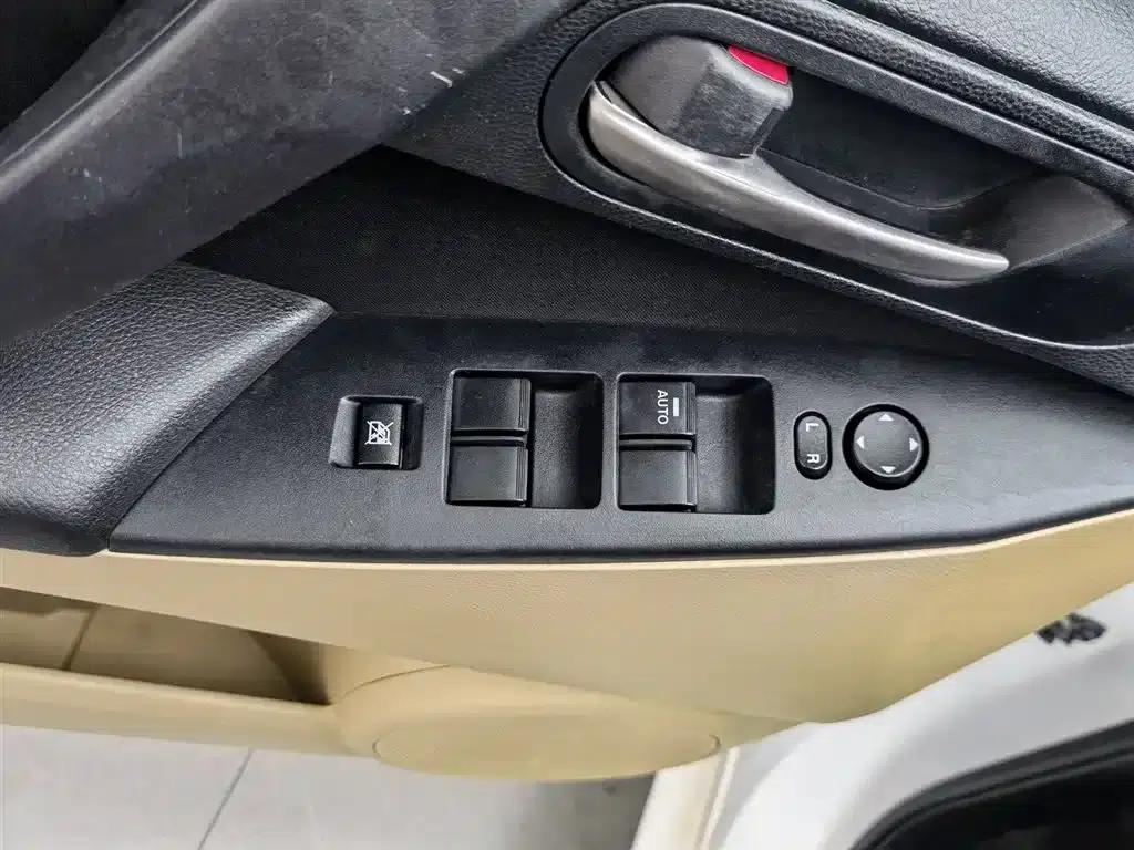 Mazda 3 Axela 2011 Sedan 1.6L Manual Comfort — миниатюра 9