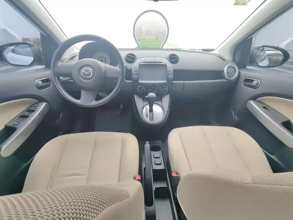 Mazda2 2012 Hatchback Dynamic 1.3L Automatic Standard Edition — миниатюра 13