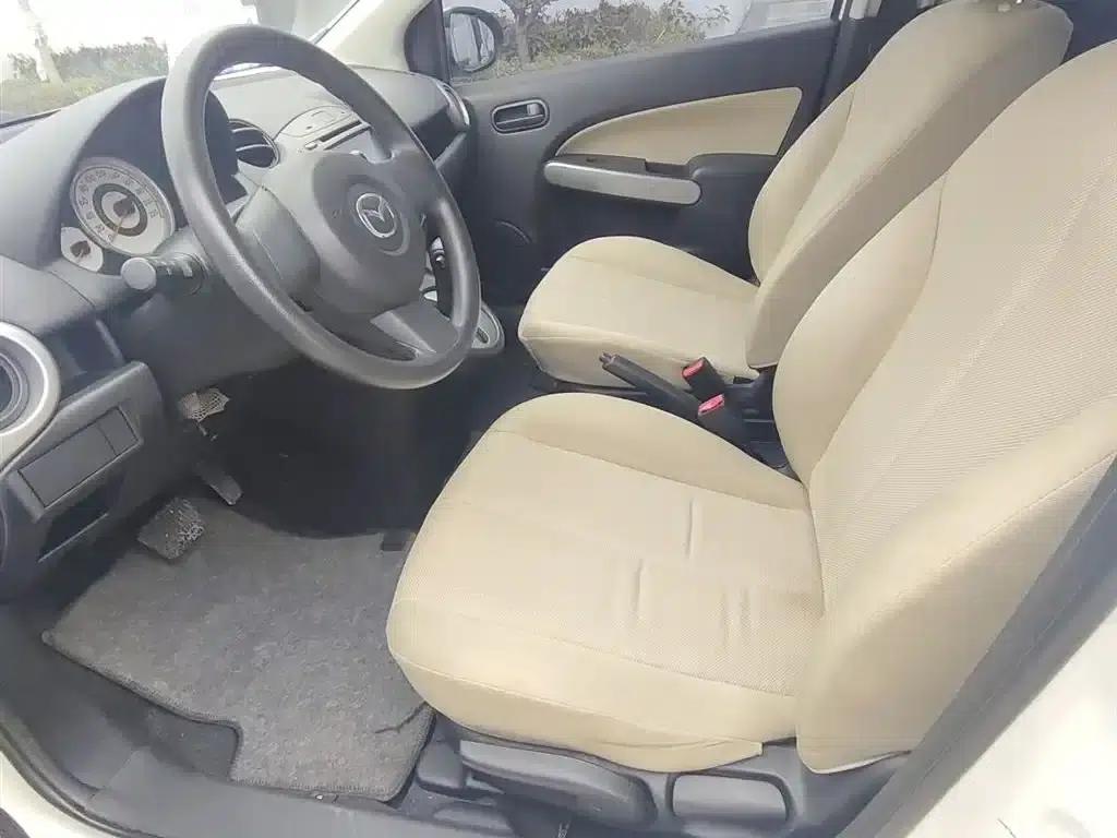 Mazda2 2012 Hatchback Dynamic 1.3L Automatic Standard Edition — миниатюра 14