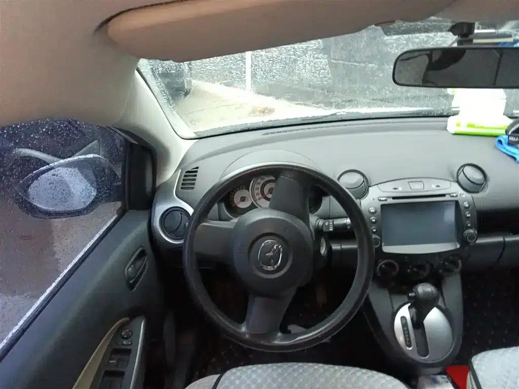 Mazda2 2012 Hatchback Dynamic 1.3L Automatic Standard Edition — миниатюра 3