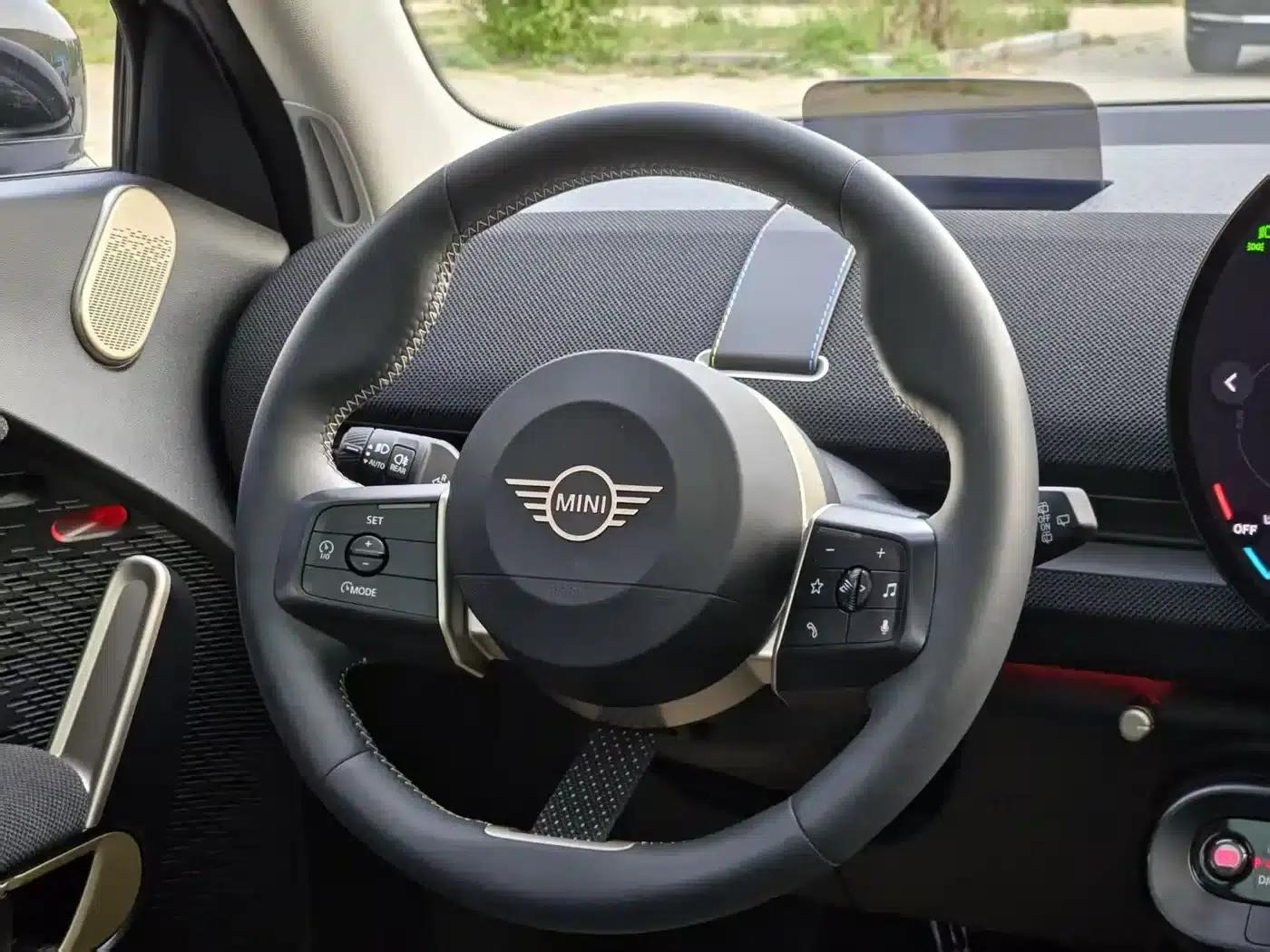 2025 Electric MINI Aceman SE Artist — миниатюра 11