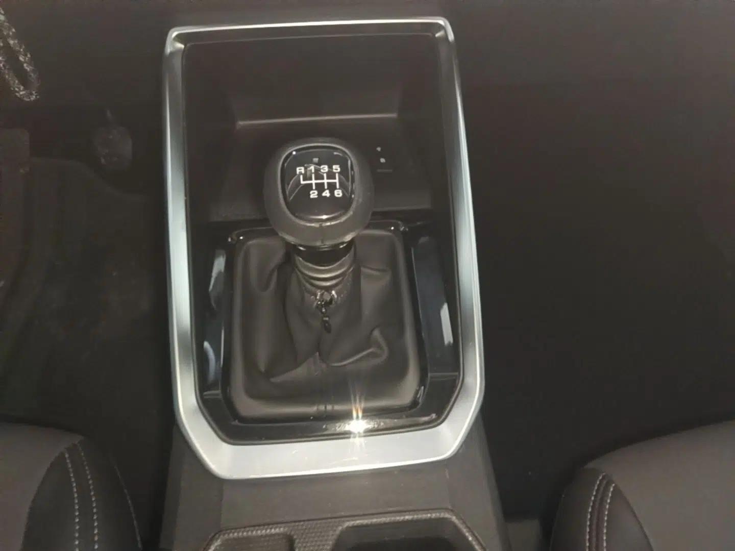 Wuling Alvez 2022 1.5L Manual Comfort Version — миниатюра 17