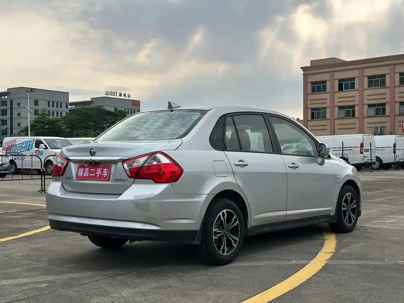 Venucia D50 2012 1.6L Automatic Comfort Edition — миниатюра 15