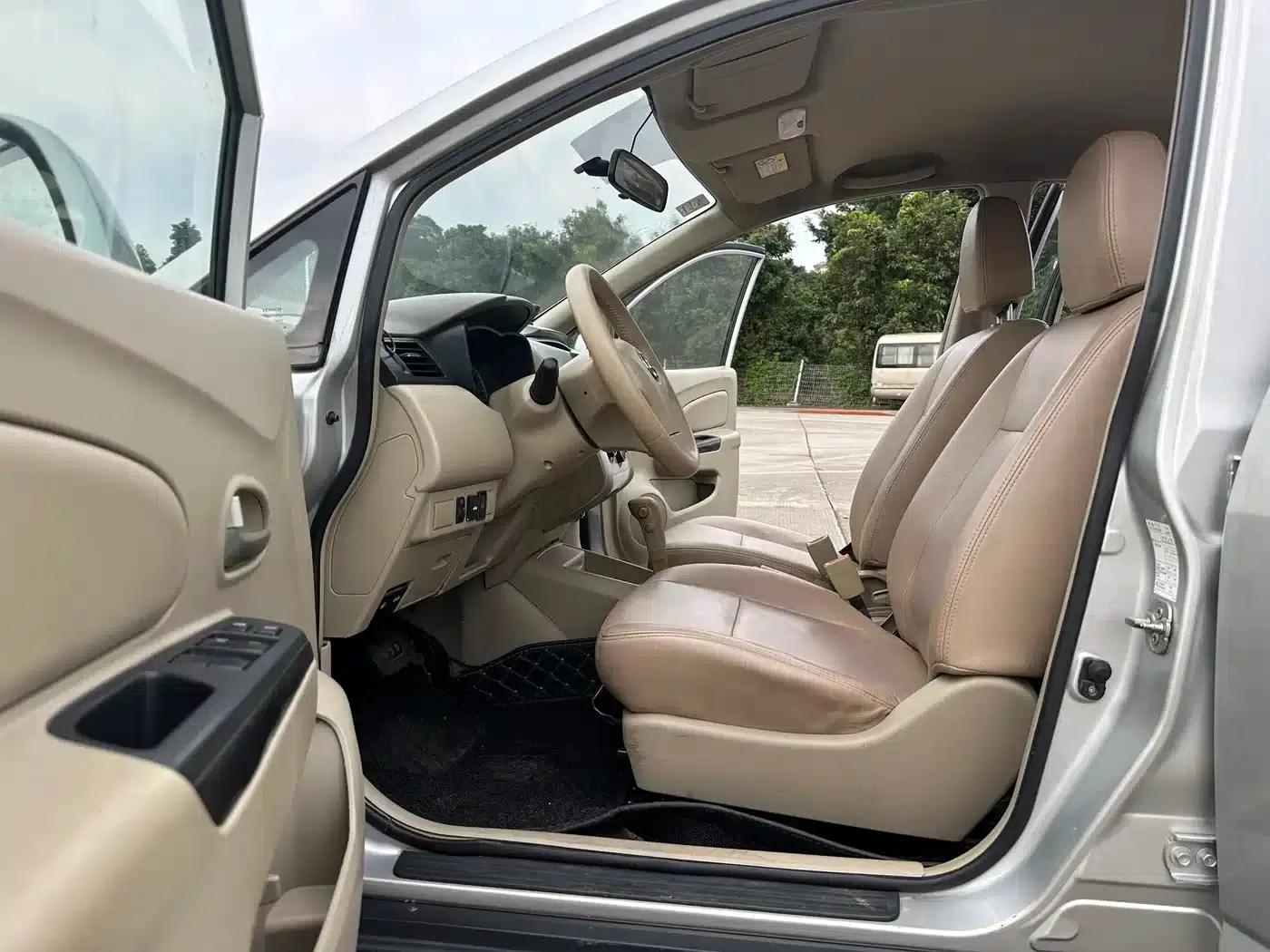Venucia D50 2012 1.6L Automatic Comfort Edition — миниатюра 5