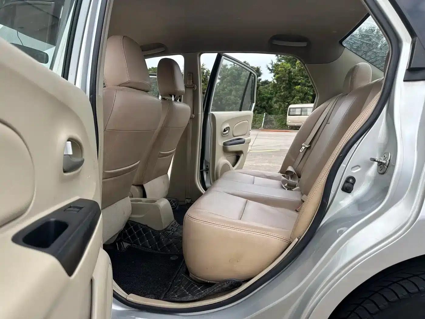 Venucia D50 2012 1.6L Automatic Comfort Edition — миниатюра 6