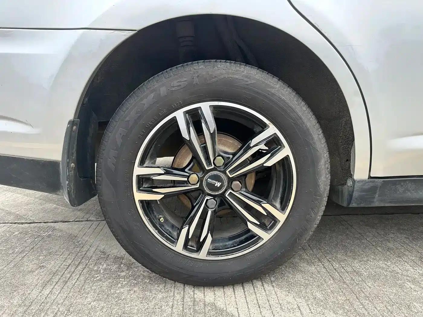 Venucia D50 2012 1.6L Automatic Comfort Edition — миниатюра 9