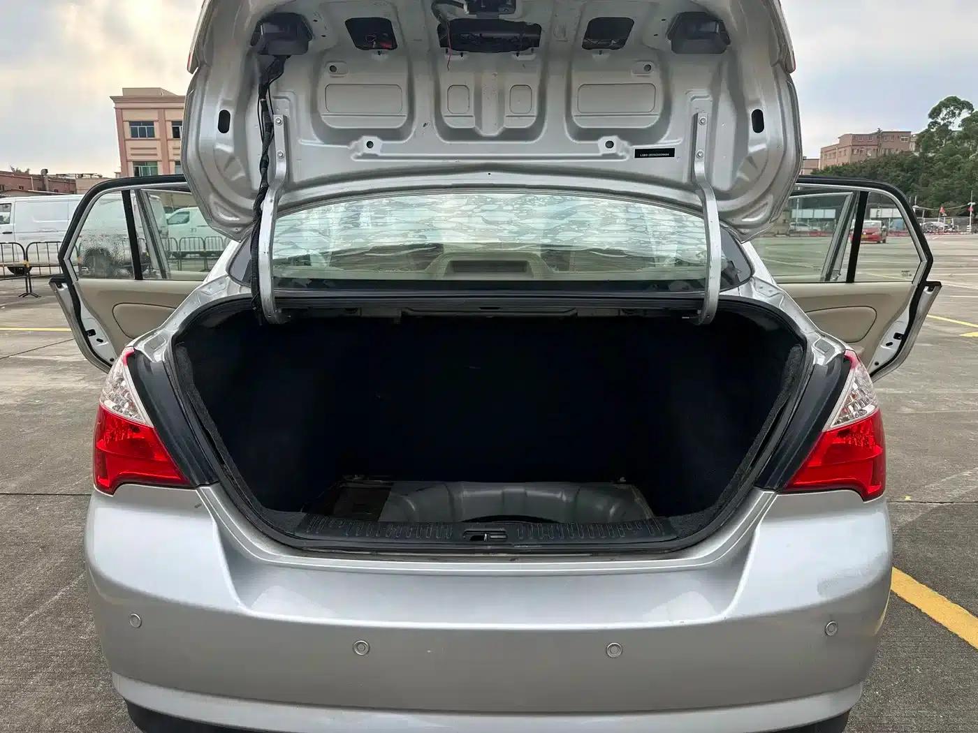 Venucia D50 2012 1.6L Automatic Comfort Edition — миниатюра 10