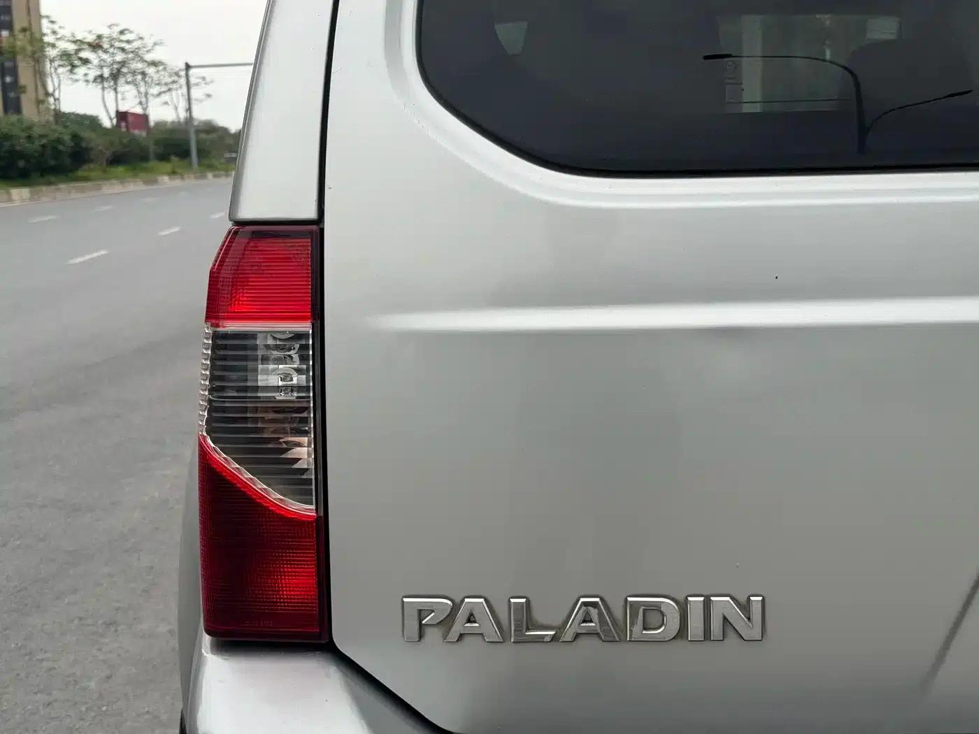 Nissan Paladin 2004 2.4L 4WD Luxury — миниатюра 15